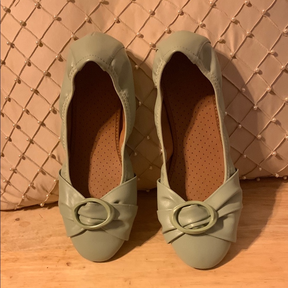White Mountain Green Flats with Decorative Detail